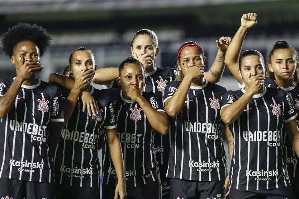 Jogadoras do Corinthians tapando a boca em sinal de protesto | Foto: Rodrigo Gazzanel/ Corinthians