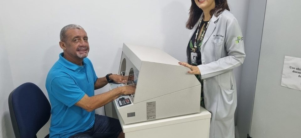 Moacy Andrade faz tratamento do vitiligo com fototerapia, que já rendeu bons resultados