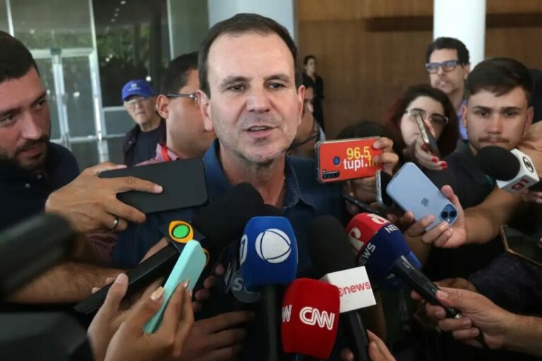 O prefeito Eduardo Paes lidera a corrida eleitoral no Rio de Janeiro