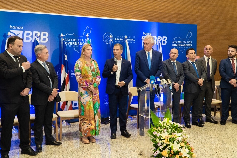 O presidente do BRB, Paulo Henrqiue Costa, anuncia a linha de crédito para a segurança pública