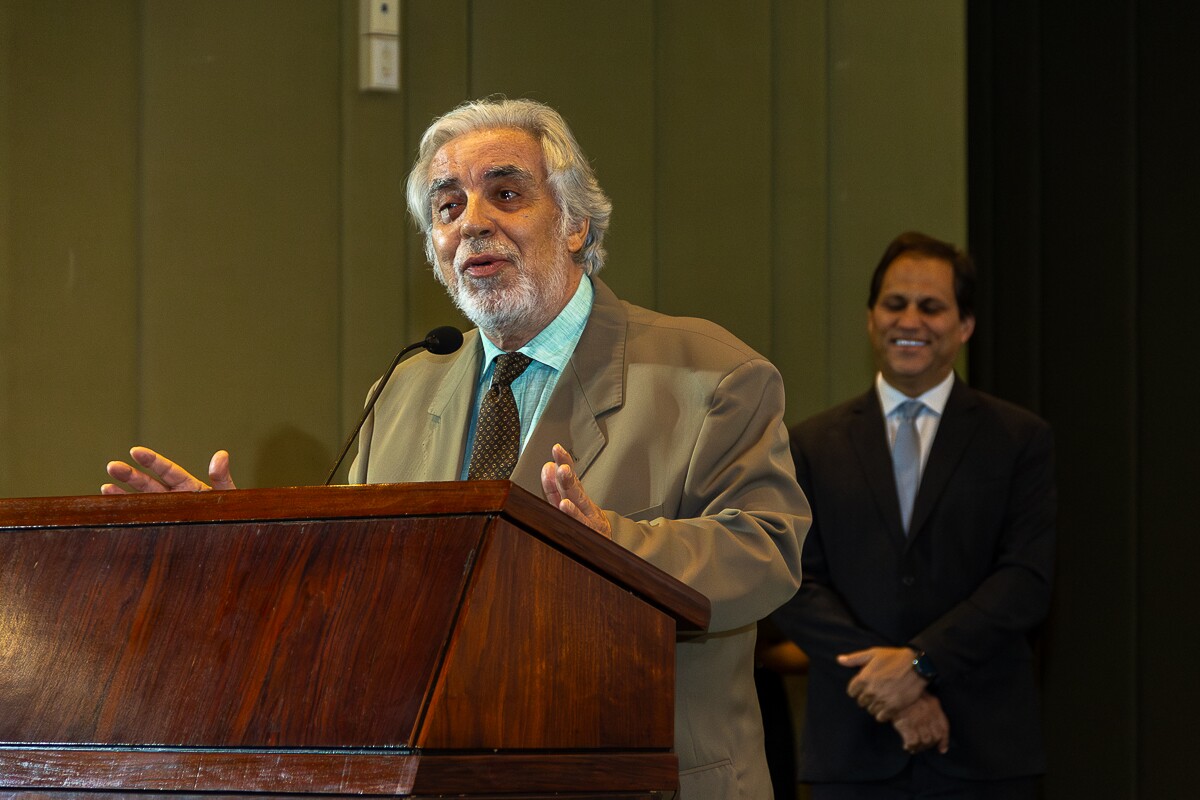 Professor Cláudio Queiroz 