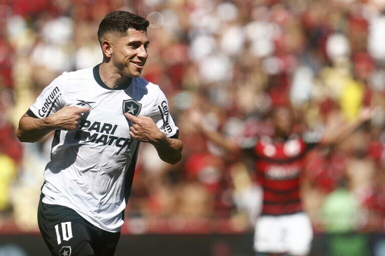 Savarino comemora o gol que selou a vitória do Botafogo sobre o Flamengo, no Maracana.