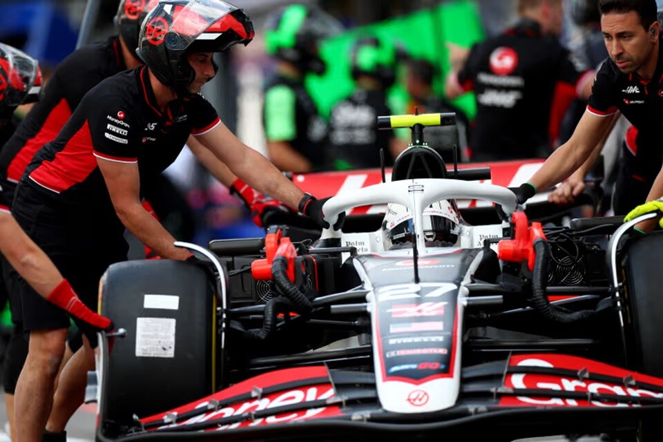 A Haas admitiu falhas nos carros e seus dois pilotos vão largar dos boxes