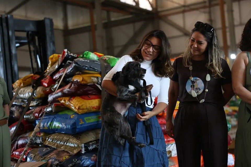 A Primeira-Dama, Janja Lula da Silva, acompanhou o embarque dos alimentos junto com a cachorrinha Resistência | Foto: José Cruz/ Agência Brasil