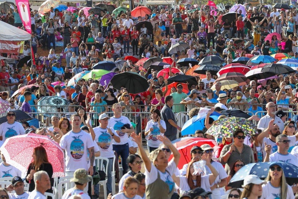 A festa de Pentecostes 2024 completou 25 anos de história reunindo uma multidão de fieis e devotos neste domingo (19), no Taguaparque | Foto: Joel Rodrigues/ Agência Brasília