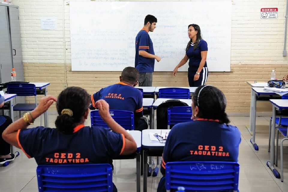 Com a didática especial, a Educação de Jovens e Adultos (EJA), adultos têm a chance de voltar a estudar e melhorar de vida | Foto: Lúcio Bernardo Jr/ Agência Brasília