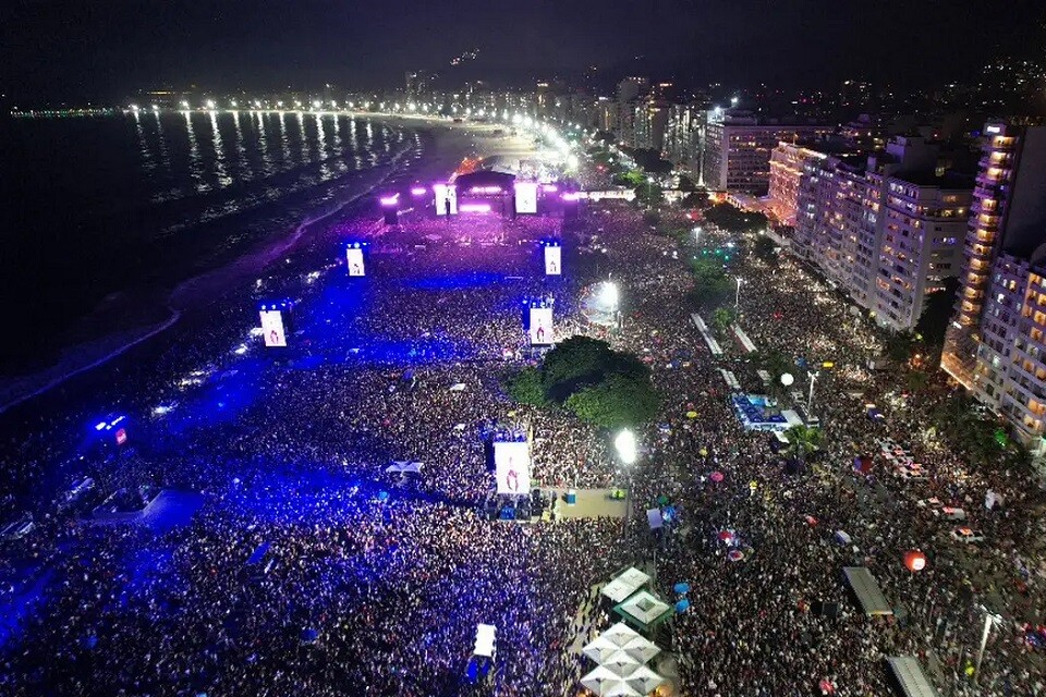 Público do Brasil todo lotou a praia da capital carioca para acompanhar de perto o show da popstar | Foto: Fabio Motta/ Prefeitura do Rio de Janeiro