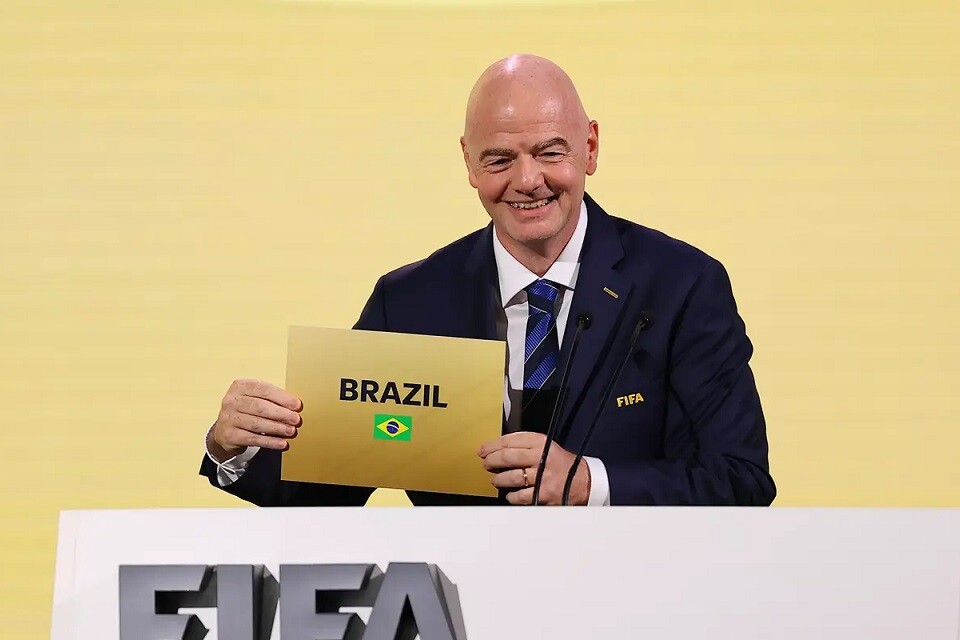 Momento do anúncio oficial, quando o presidente da Fifa, Gianni Infantino, levantou a placa com o nome do Brasil | Foto: Divulgação/ FIFA