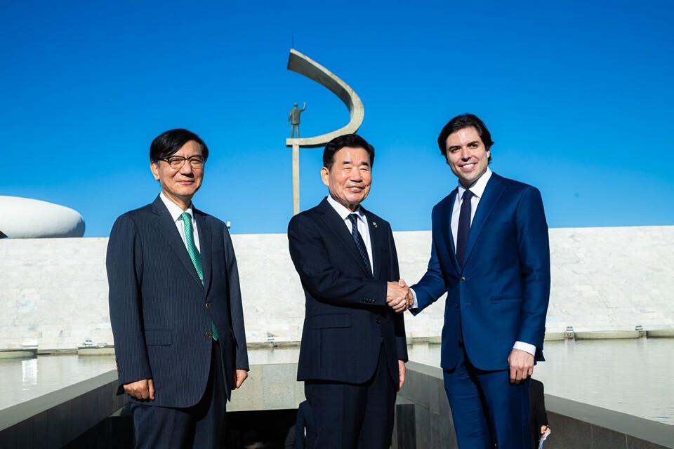 O embaixador Lim Ki-mo, o presidente da Assembleia Nacional da Coreia do Sul, Kim Jin-pyo, e André Octávio Kubitschek, na visita ao Memorial JK