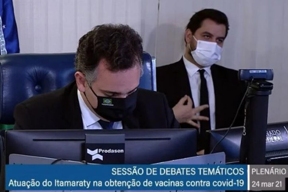 O ex-assessor de Jair Bolsonaro sustenta que estava apenas ajeitando seu terno