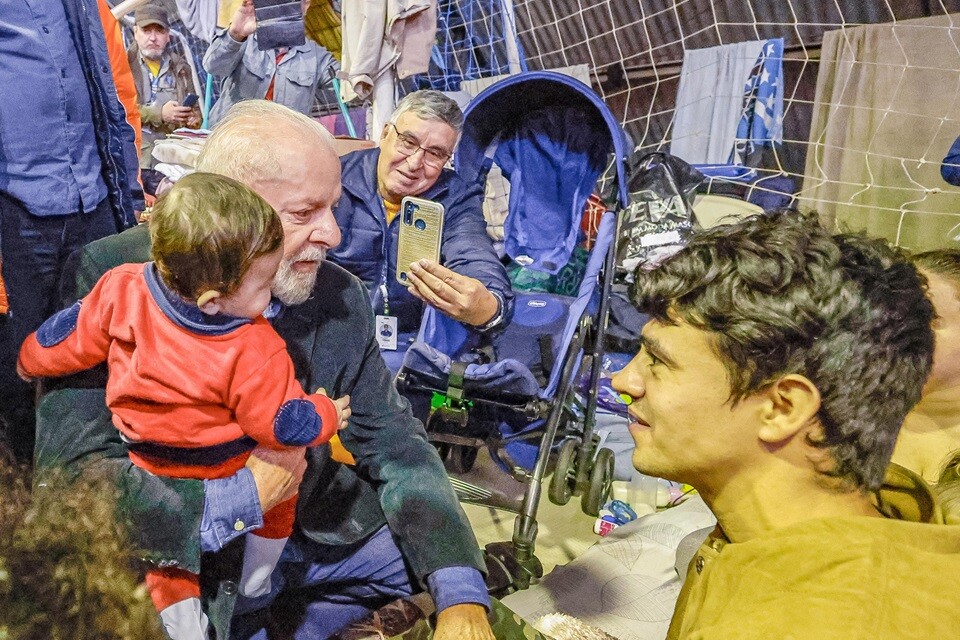O presidente Luiz Inácio Lula da Silva visitou um abrigo para vítimas da tragédia climática que assola o Rio Grande do Sul, em São Leopoldo