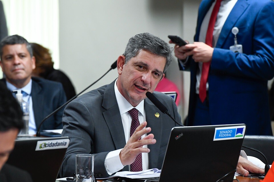 O senador Rogério Carvalho quer criminalizar a apologia à tortura e à ruptura democrática no País