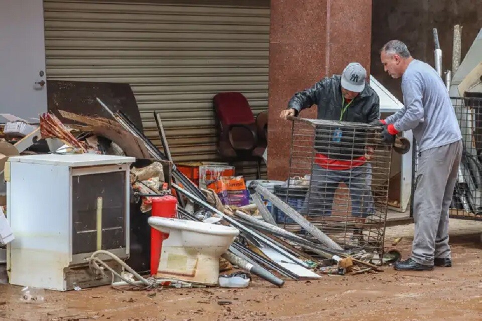 Os entulhos nas portas das lojas dificultam o trabalho dos comerciantes | Foto: Rafa Neddermeyer/ Agência Brasil