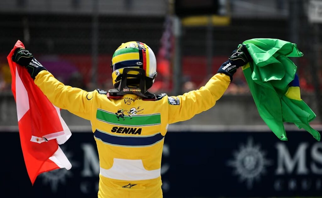 Sebastian Vettel com a bandeira do Brasil durante homenagem em Ímola | Foto: Divulgação/ Fórmula 1