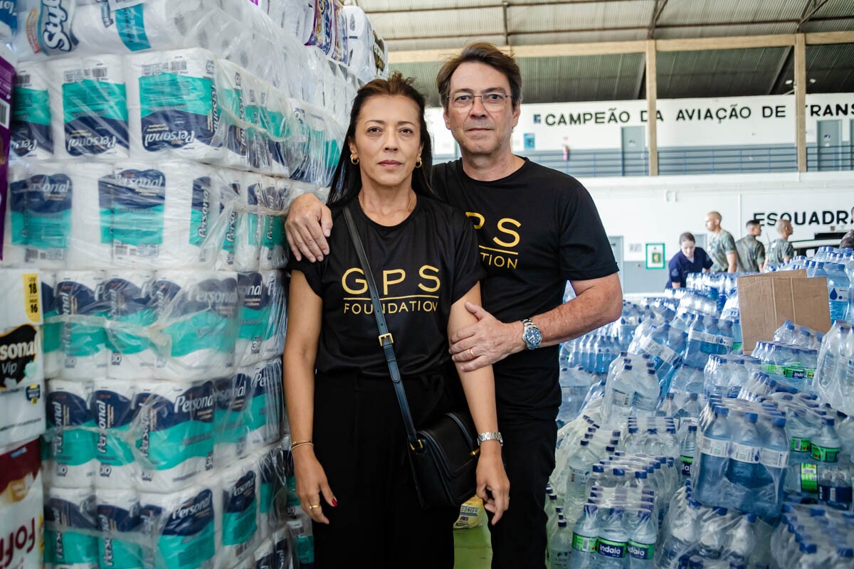Silvia e Rafael Badra ao lado dos donativos arrecadados pela GPS Foundation (2)