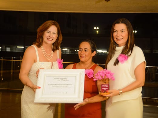 Uma das três vencedoras, Carmélia Teixeira Pereira (centro) é condecorada com o Prêmio Engenho Mulher pela superintendente do Sebrae-DF, Rose Rainha, e pela secretária de Justiça do DF, Marcela Passamani