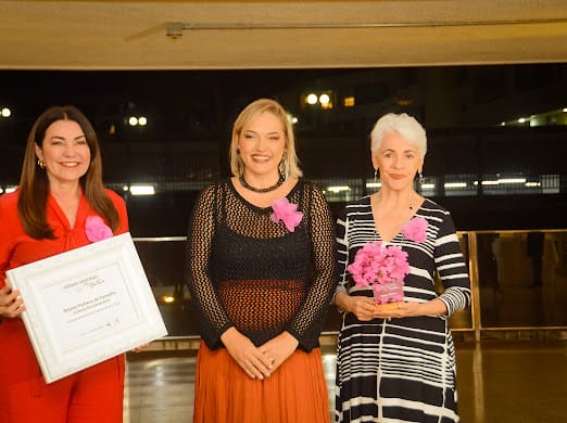 Vencedora do Prêmio, Rejane Pacheco entre a diretora do Sebrae Nacional, Margarete Coelho, e a colunista Jane Godoy (dir.)