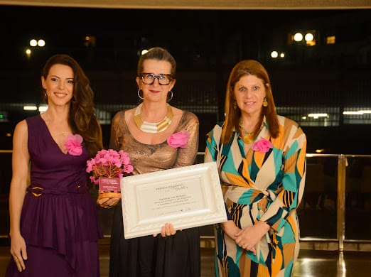 Ao centro, vencedora do Prêmio Engenho Mulher 2024 Sandra Lia Simon entre Mariana DAlcanale e Ilana Trombka