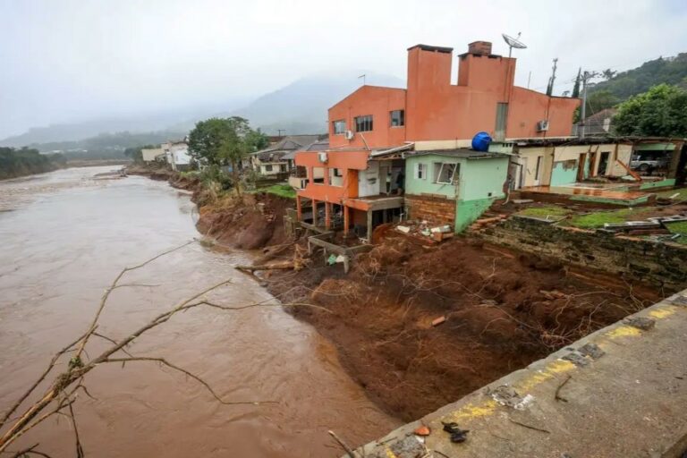 As enchentes no Rio Grande do Sul deixaram um rastro de mortes e destruição