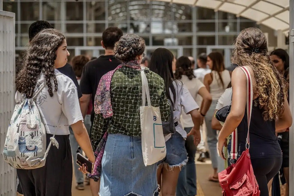 A taxa de inscrição, no valor de R$ 85, poderá ser paga até o dia 12 de junho pelos estudantes não isentos | Foto: Rafa Neddermeyer/ Agência Brasil