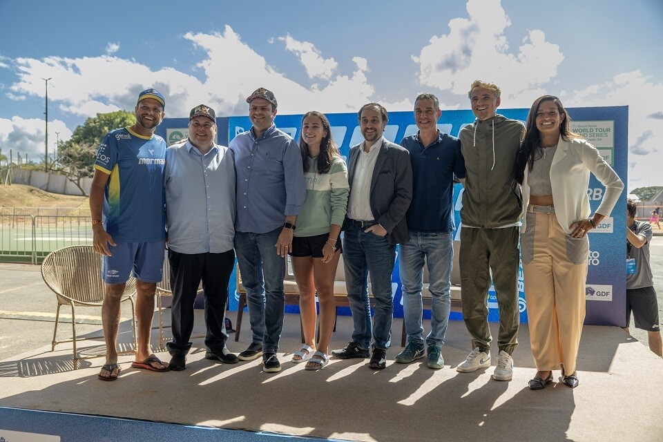 Autoridades e atletas presentes no lançamento do ITF Sand Series Brasília Classic 2024 | Foto: Vanessa Castro/ GPS