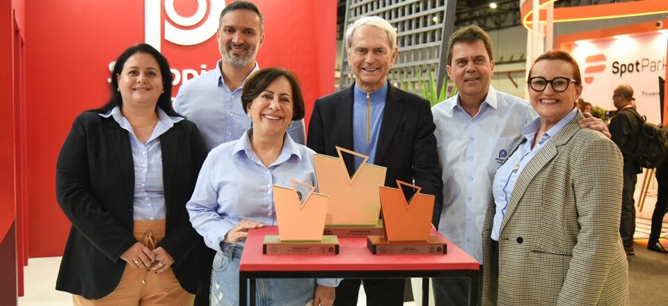 Christiane Fagiani, Ricardo Vieira, Eliza Ferreira, Paulo Octávio, Geraldo Mello e Monaliza Maia, com os troféus conquistados