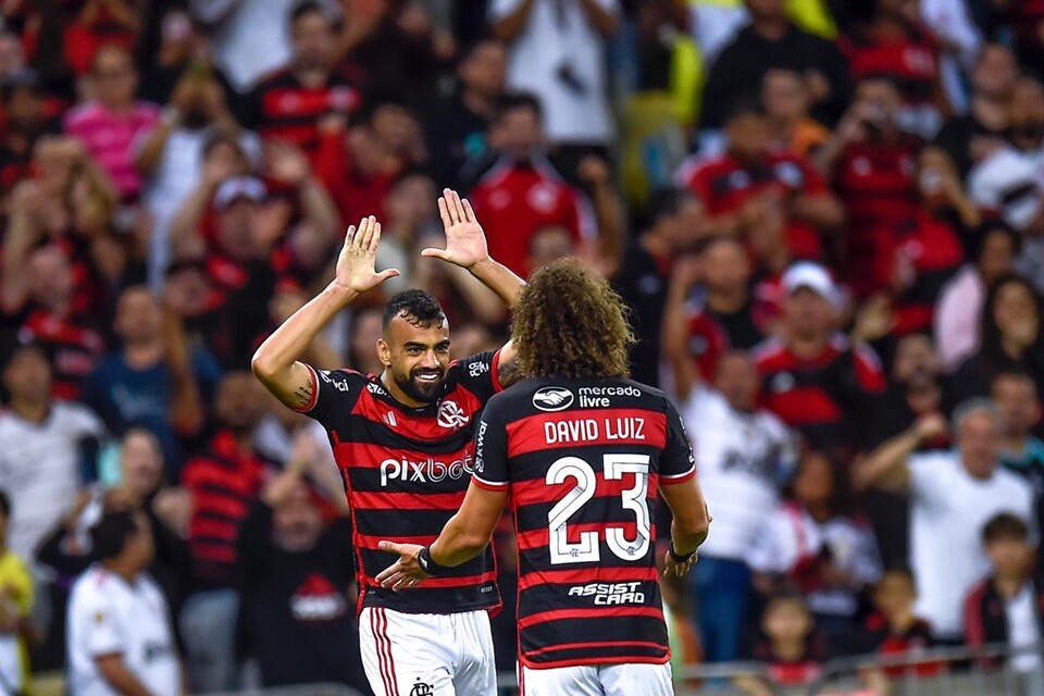 Fabrício Bruno (de frente) celebra o gol da vitória do Flamengo