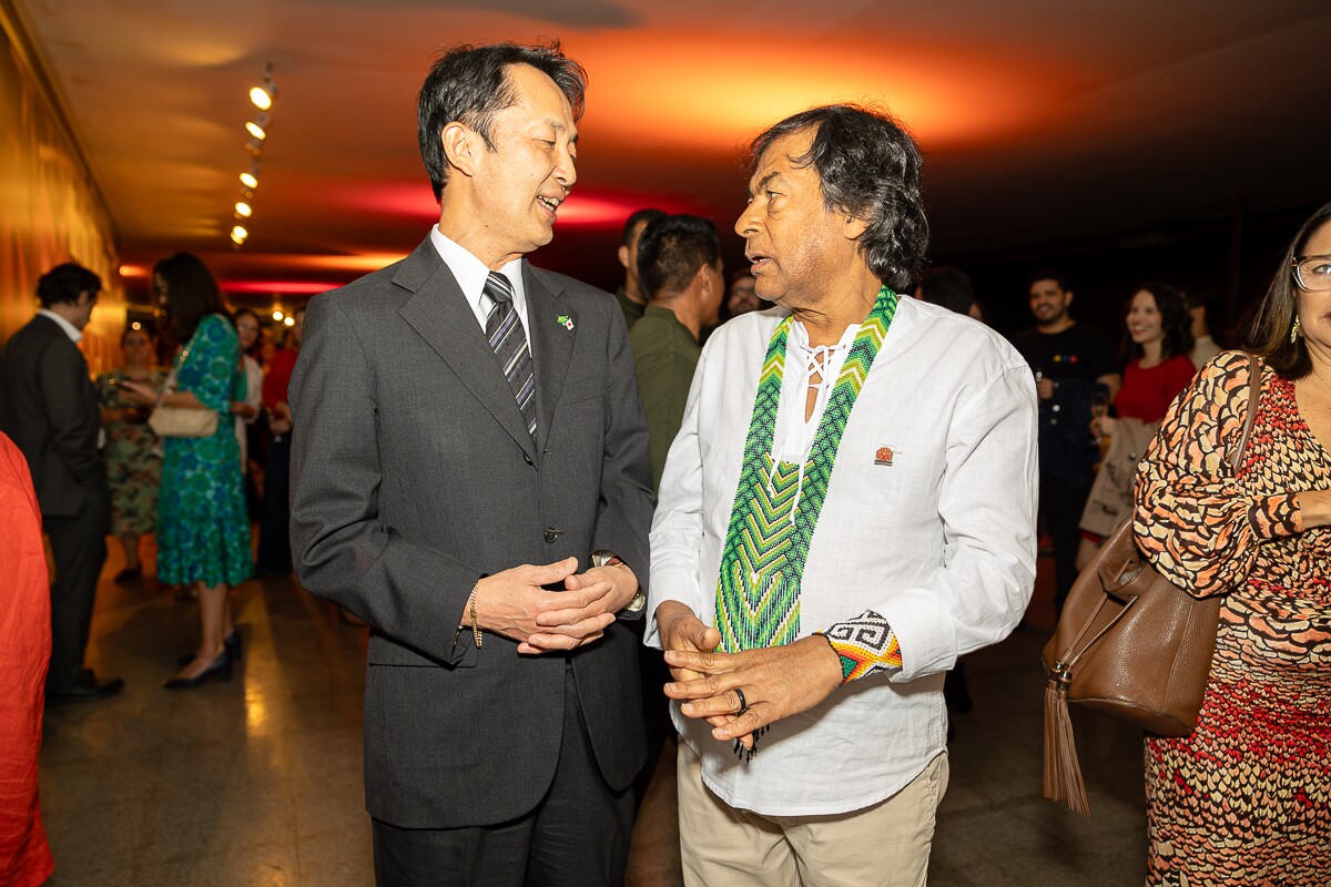 Hayashi Teiji (embaixador do Japão) e Ailton Krenak