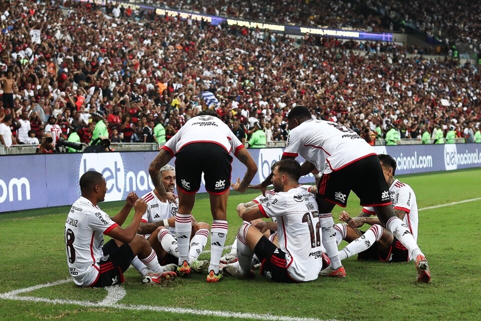 Jogadores do Flamengo comemoram o quarto gol contra o Vasco