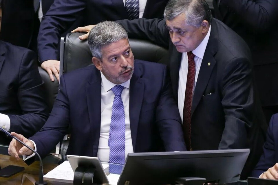 José Guimarães (direita) quer discutir a alta temperatura na Câmara com o presidente Arthur Lira