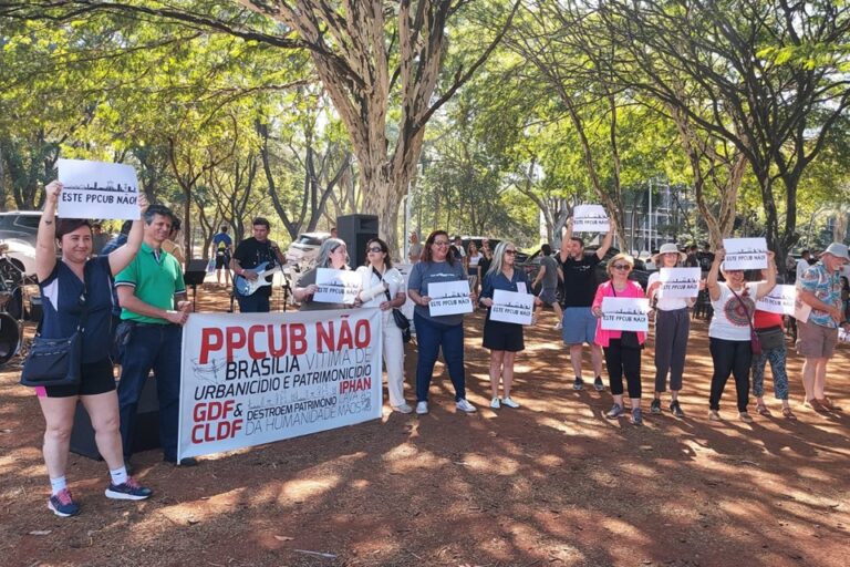 Manifestantes escolheram a 108 Sul para fazer uma campanha de conscientização dos riscos que o PPCub traz para a preservação
