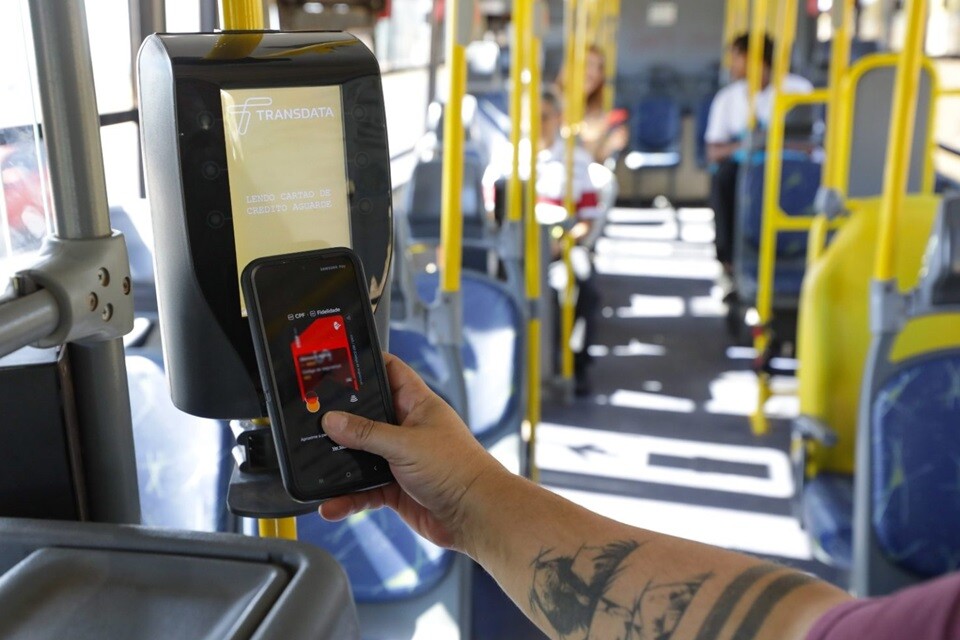 Nas 52 linhas, os passageiros podem pagar as passagens com o uso de cartões ou por aproximação