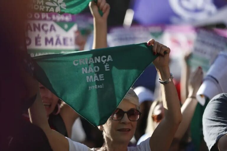 Nas duas capitais, manifestantes protestaram contra a mudança das regras que regulam o aborto legal
