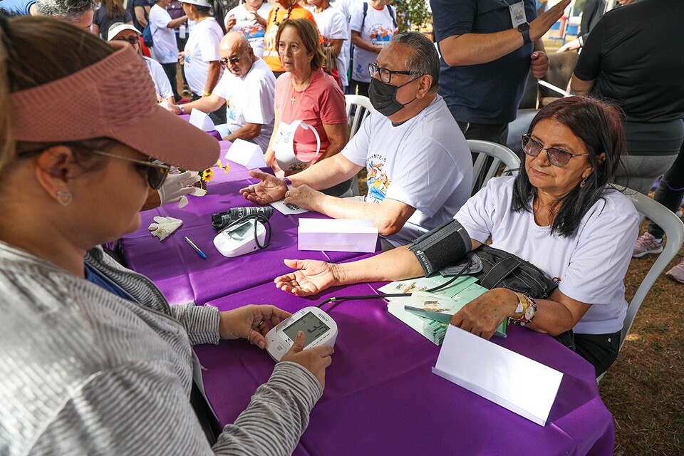 Os participantes da ação também puderam fazer aferição de pressão e medição de glicemia | Foto: Joel Rodrigues/ Agência Brasília