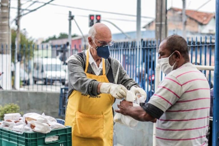 Padre Júlio Lancellotti ficou bastante conhecido por fazer campanhas de doação de alimentos a moradores de rua em SP | Fotos: Reprodução/ X