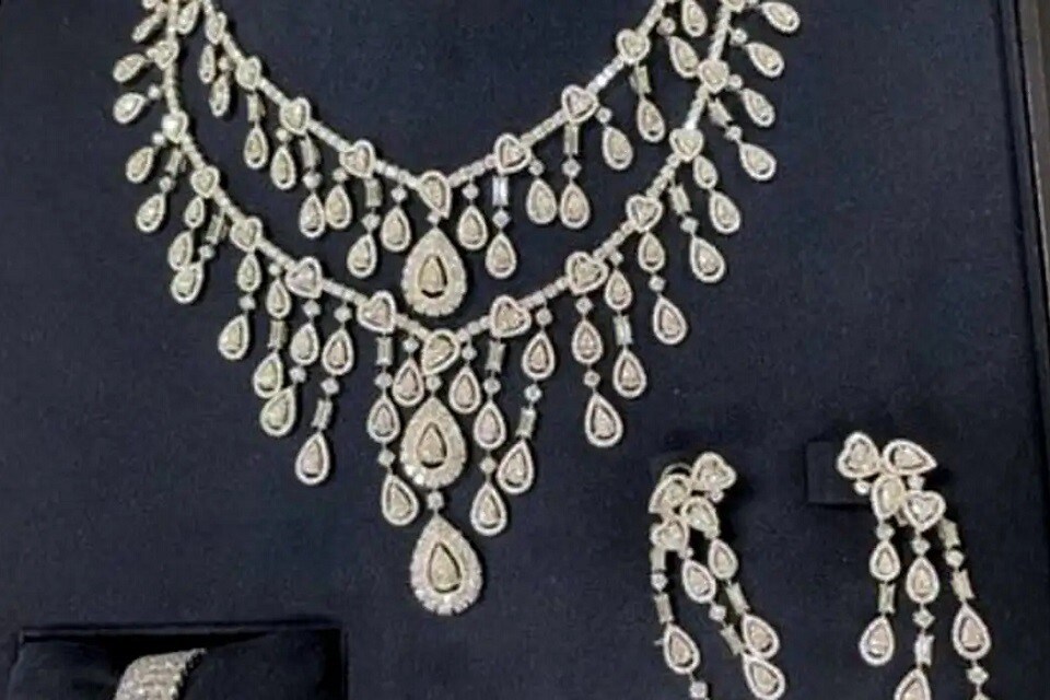A PF havia divulgado que o valor das joias era de R$ 25 milhões, no entanto, admitiu erro e ajustou o montante para R$ 6,8 milhões | Fotos: Reprodução/ X