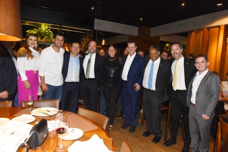 A bancada do PSD com o ministro das Minas e Energia, Alexandre Silveira, e o presidente Gilberto Kassab