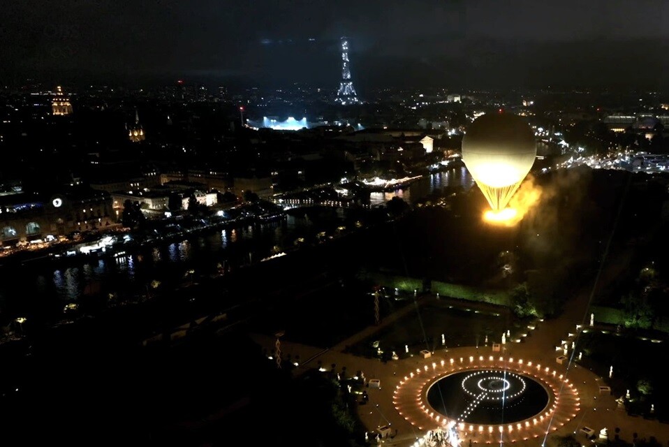 A noite em Paris terminou com um novo cartão postal flutuando sobre a cidade