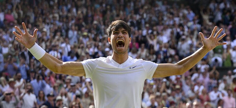 Alcaraz, de 21 anos, não deu chances ao sérvio na segunda final seguida em Wimbledon