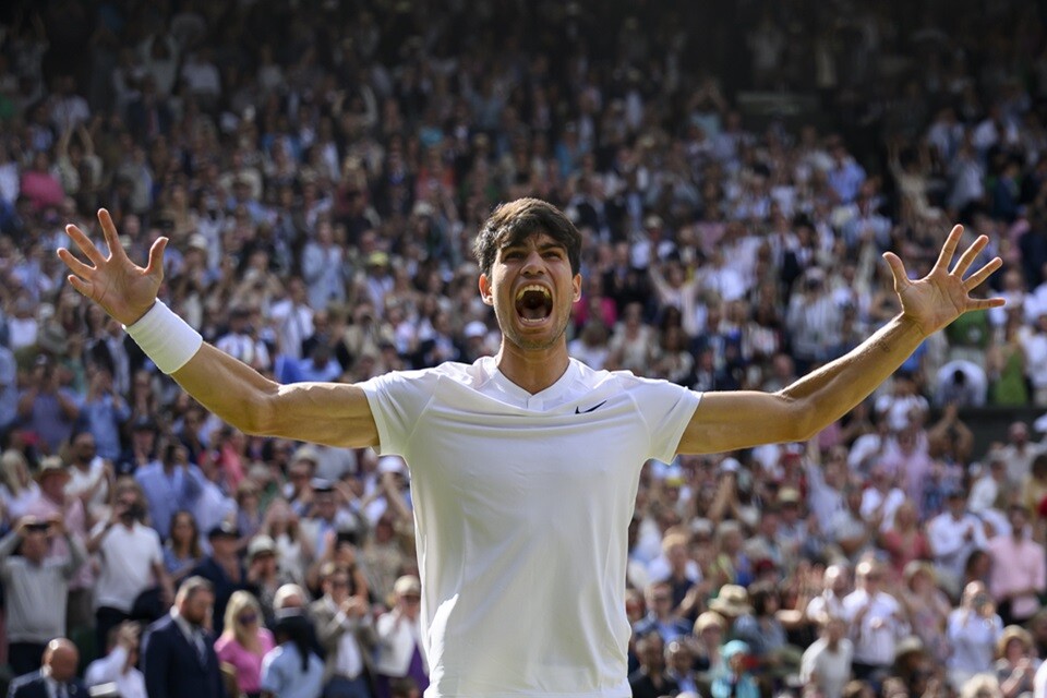 Alcaraz, de 21 anos, não deu chances ao sérvio na segunda final seguida em Wimbledon
