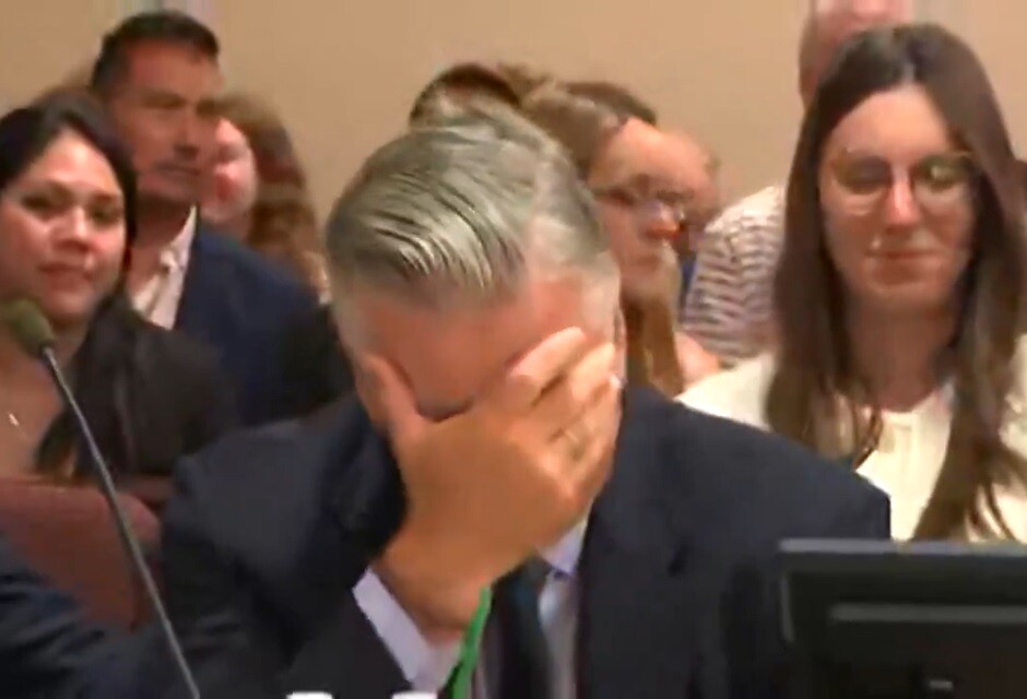Após a decisão da juíza, Alec Baldwin foi às lágrimas no tribunal