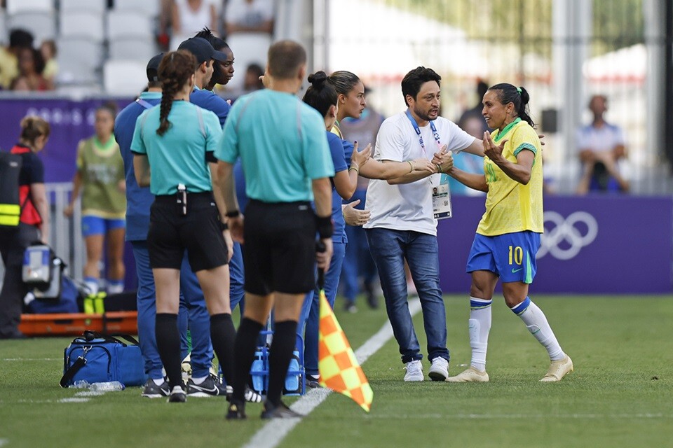 Após a expulsão contra a Espanha, Marta saiu de campo chorando