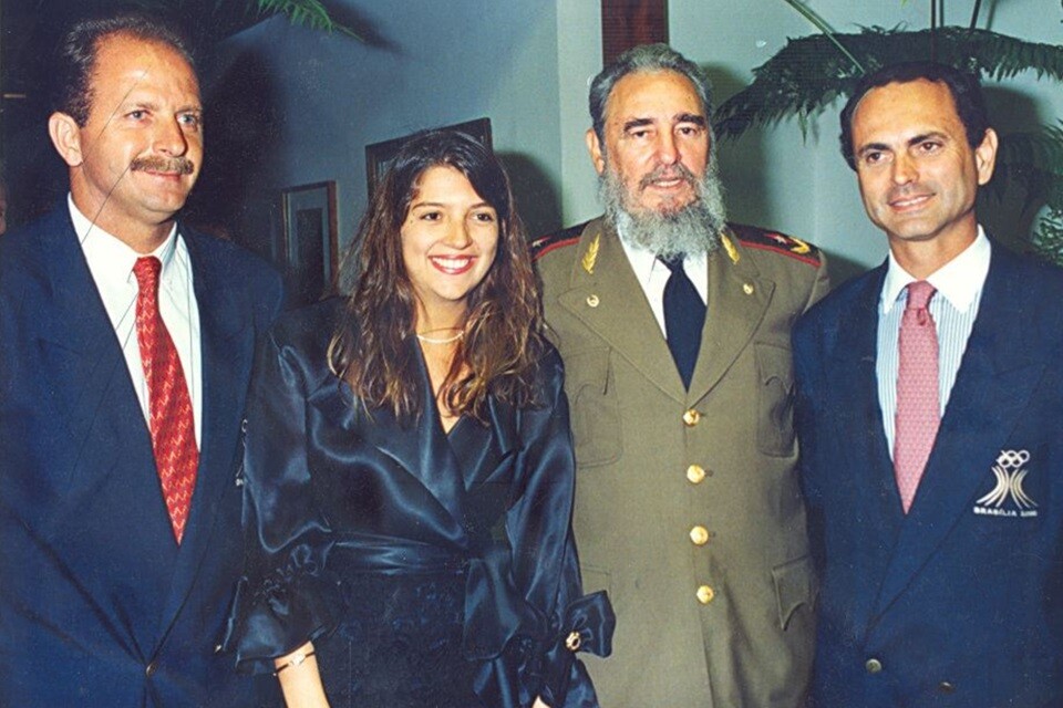 Bernard Rajzman, Anna Christina Kubitschek, Fidel Castro e Paulo Octávio, em jantar promovido pela candidatura de Brasília aos Jogos de 2000