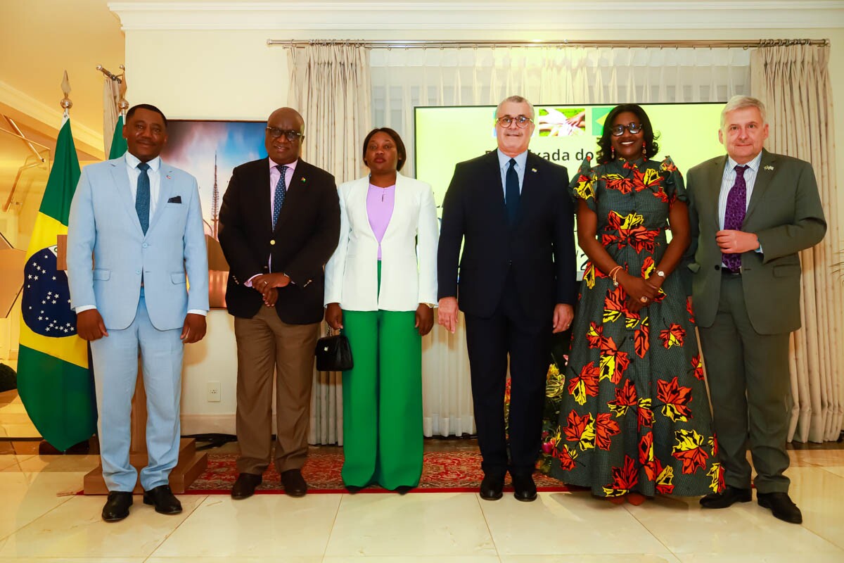 Bienvenido Ebang, M_bála Alfredo Fernandes, Maria Del Carmen, Jacques Michel Moudoute-Bell, Julie-Pascale Moudoute-Bell e Yannis Tzovas