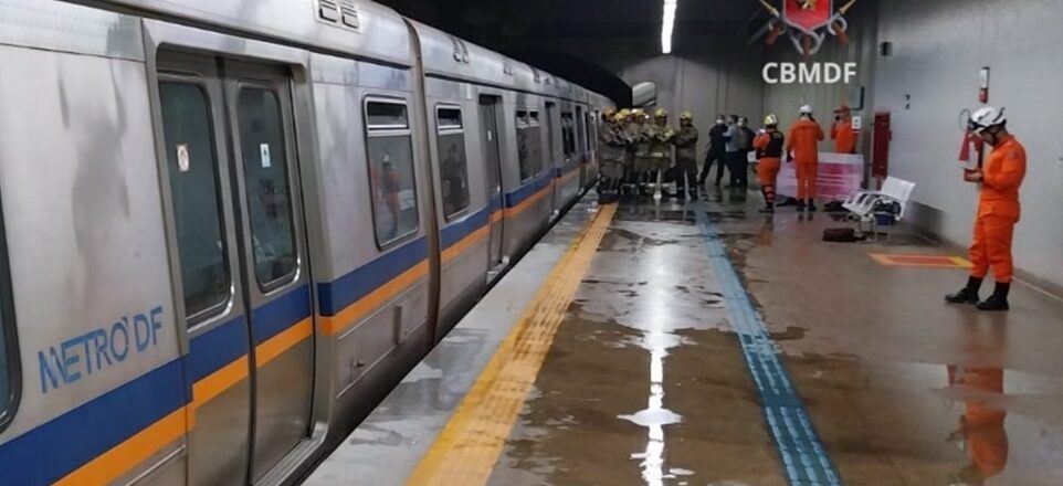 Bombeiros controlaram as chamas na plataforma da Estação da 114 Sul e incêndio não deixou feridos