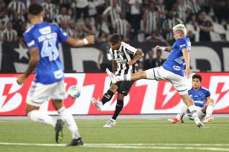 Em um jogo de belos lances, o Botafogo foi derrotado pelo Cruzeiro no Estádio Nilton Santos