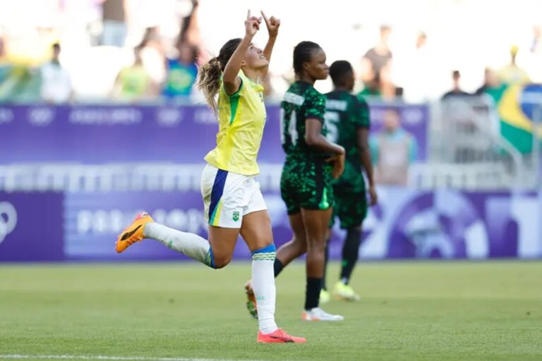 Gabi Nunes comemora o gol da vitória da seleção brasileira sobre a Nigéria