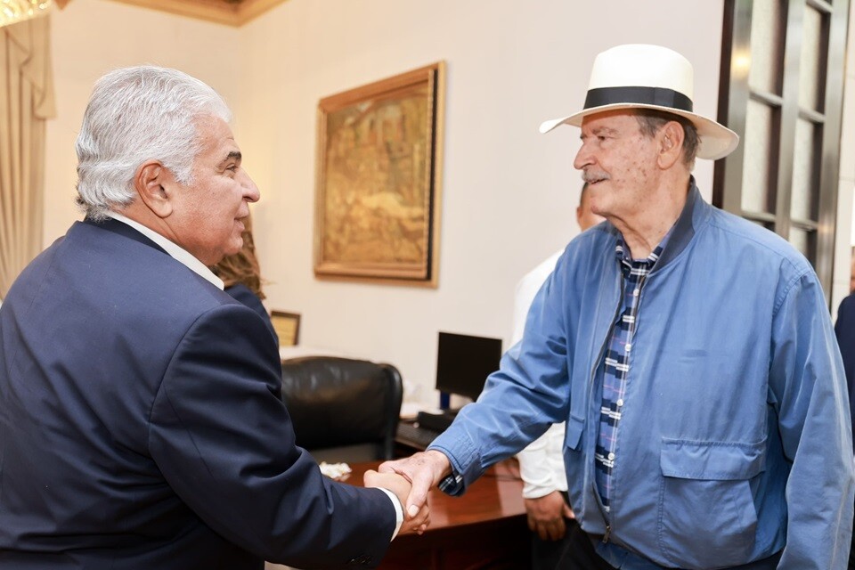 O presidente panamenho, José Raúl Mulino, cumprimenta Vicente Fox, ex-presidente do México
