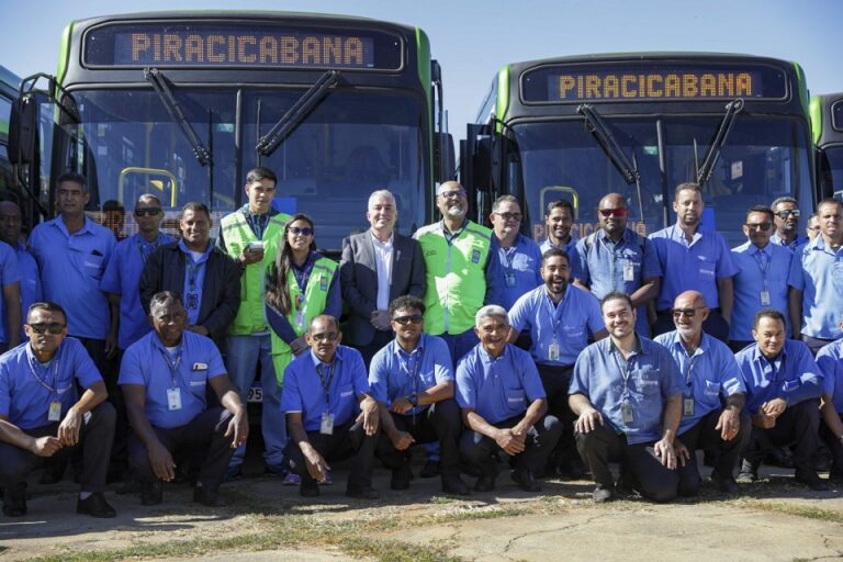 O secretário de Transporte e Mobilidade, Zeno Gonçalves (centro), destacou que o DF tem a frota de ônibus mais nova do Brasil | Foto: Geovana Albuquerque/ Agência Brasília