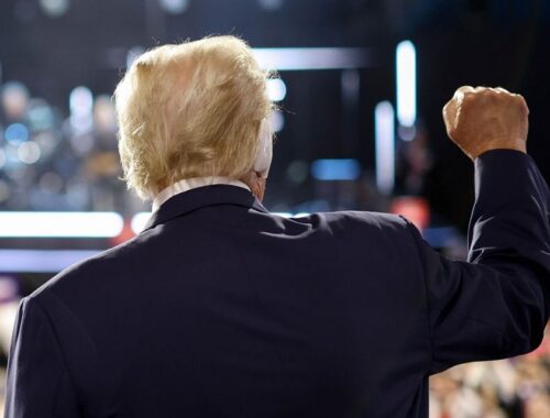 Trump apareceu com curativo na orelha na convenção do partido em Milwaukee | Foto: Reprodução/ Instagram